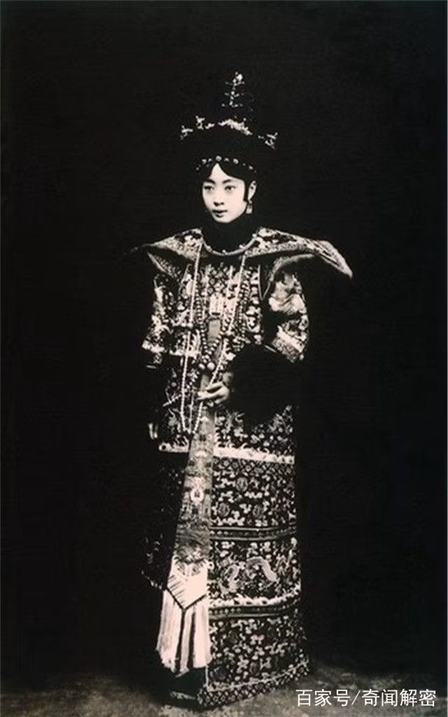 Hoàng hậu Uyển Dung trang nhã trong bộ lễ phục thành hôn.