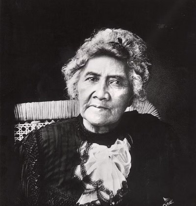Sanford B. Dole tuyên bố Hawaii trở thành một nước cộng hòa độc lập vào ngày 4/7/1894 và tự xưng là Tổng thống đầu tiên của Cộng hòa Hawaii. Tháng 1/1895, chính quyền Tổng thống Dole ra lệnh bắt giữ Nữ hoàng Liliuokalani và những người trung thành với bà với cáo buộc phản quốc.