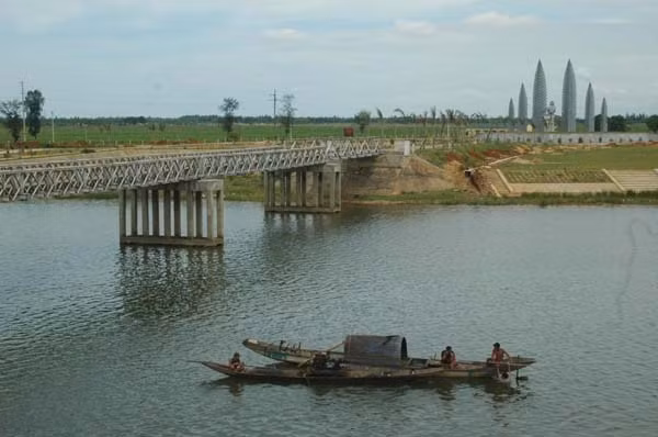 Sông Bến Hải nằm ở vĩ tuyến 17, là nơi nước ta bị chia cắt thành hai miền Nam - Bắc trong kháng chiến chống Mỹ cứu nước từ năm 1954-1975.