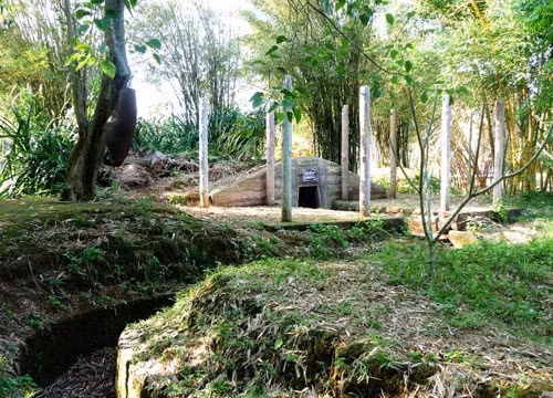 Địa đạo ở Quảng Trị gắn liền cuộc kháng chiến chống Mỹ cứu nước là địa đạo Vịnh Mốc, ở thôn Vịnh Mốc, xã Vịnh Thạch, huyện Vĩnh Linh, tỉnh Quảng Trị. Hệ thống địa đạo gồm có 3 tầng: Tầng thứ nhất sâu 12 m, dùng để sinh sống. Tầng thứ hai cách mặt đất 15 m, được dùng làm nơi cất giữ lương thực và vũ khí hay hội họp. Tầng cuối cùng sâu 23 m, được dùng để tránh bom. 