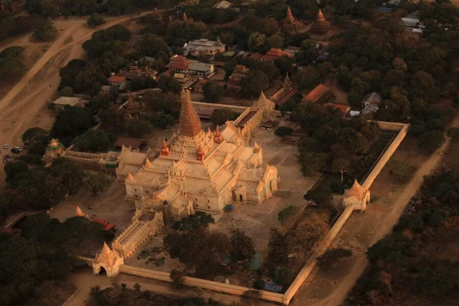 Trải qua nhiều thế kỷ với các thảm họa thiên nhiên như động đất, mưa bão, nhiều đền chùa bị hư hại. Vì vậy, giới chức trách đã nỗ lực trùng tu, sửa chữa những ngôi đền, chùa để chúng đứng vững với thời gian.