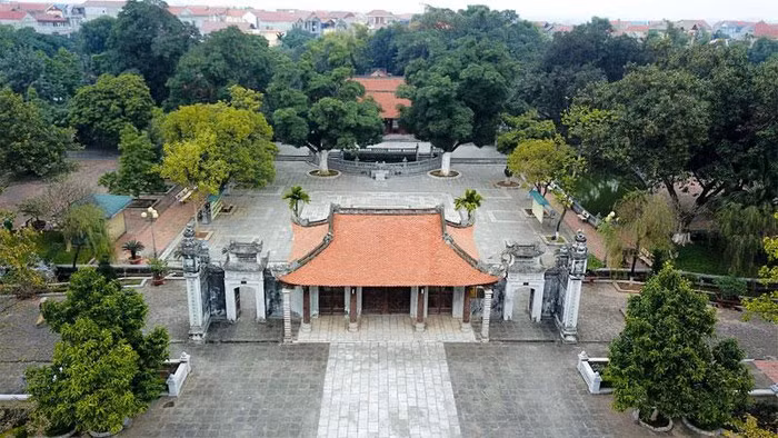 Đây là đền thờ hai vị anh hùng dân tộc làm rạng danh lịch sử Việt Nam là Trưng Trắc và Trưng Nhị. Họ là những người lãnh đạo cuộc khởi nghĩa đánh đổ ách thống trị của nhà Đông Hán vào năm 40 - 43 (sau Công nguyên), giành lại nền độc lập và tự chủ dân tộc.