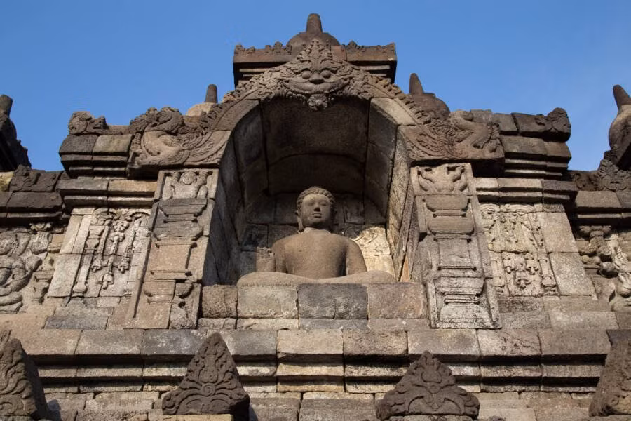 Đền Borobudur cao 42 m, bao gồm 12 tầng to, nhỏ, vuông, tròn xen kẽ và kế tiếp nhau.