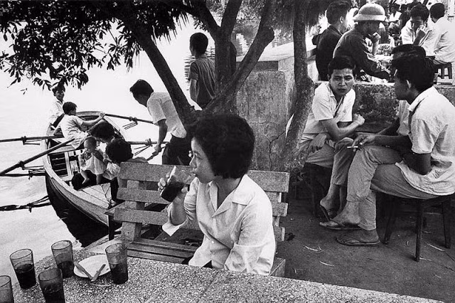 Người dân ngồi uống nước, trò chuyện tại một bến đò.