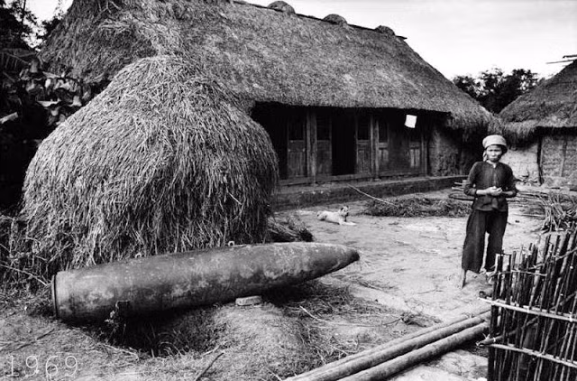 Một vỏ bom nằm cạnh đống rơm tại ngôi nhà ở miền Bắc Việt Nam năm 1969.
