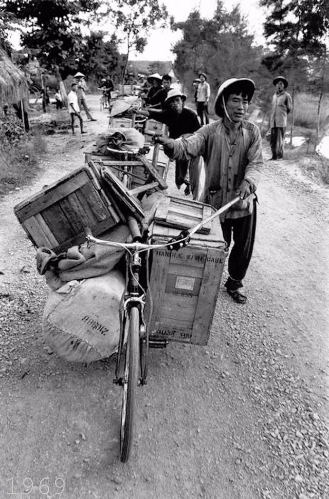 Người dân Việt Nam sử dụng xe đạp để chở hàng hóa, vật dụng.