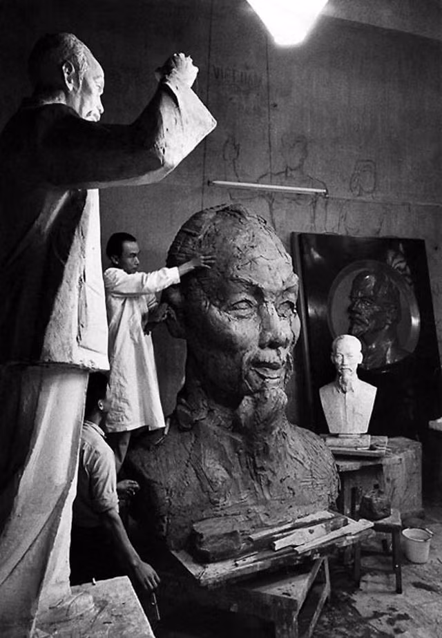 Người thợ tỉ mì từng công đoạn để tạo ra những bức tượng Bác Hồ hoàn hảo.