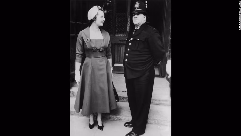 Vào năm 1951, "Bà đầm thép" kết hôn với doanh nhân Denis Thatcher. Hai năm sau, vợ chồng bà Thatcher đón chào cặp sinh đôi Carol và Mark.
