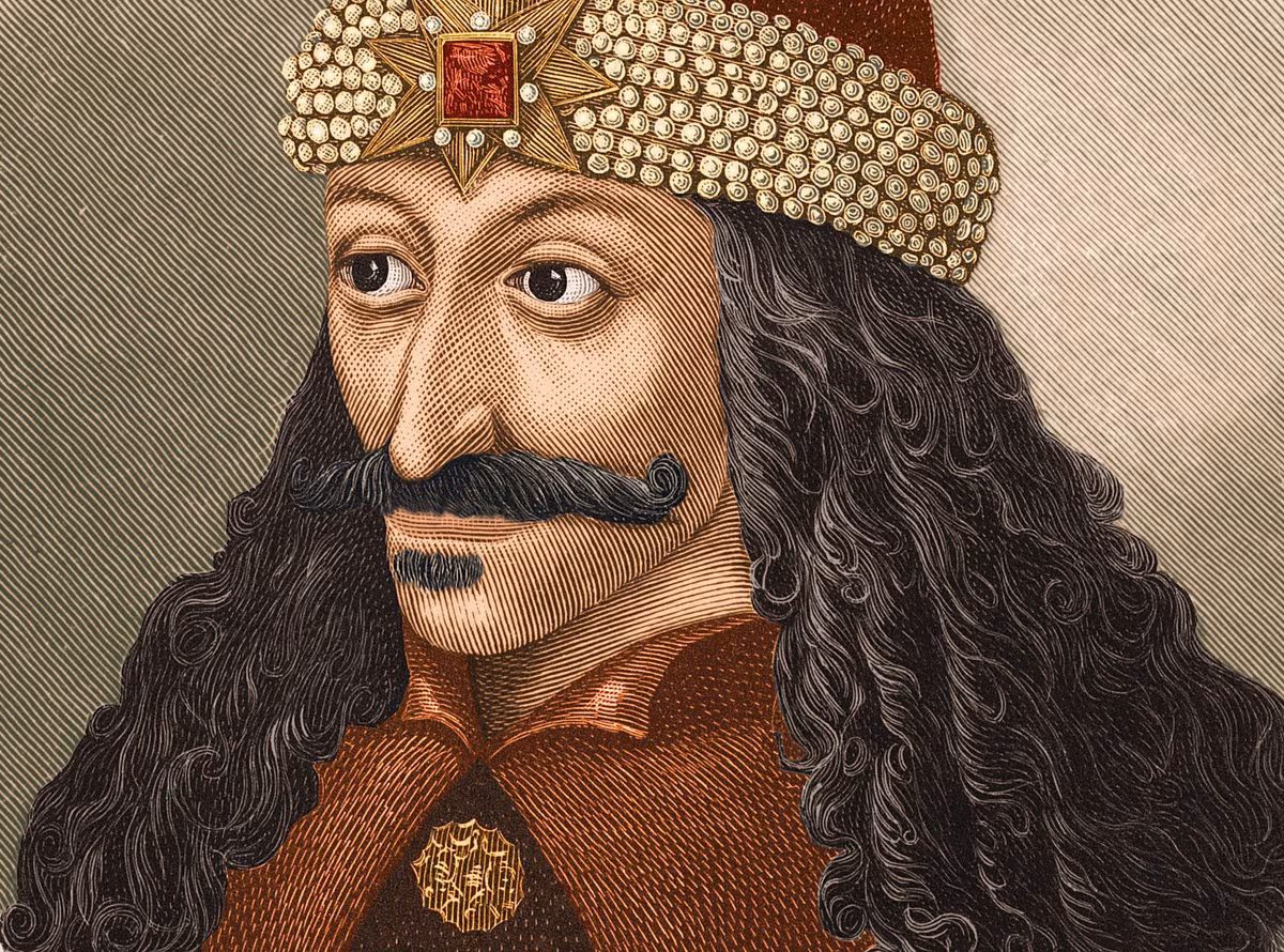 Vlad III thực hiện nhiều kiểu tra tấn hãi hùng như lột da, thả vào vạc nước sôi khiến kẻ thù đau đớn tột cùng trước khi mất mạng.