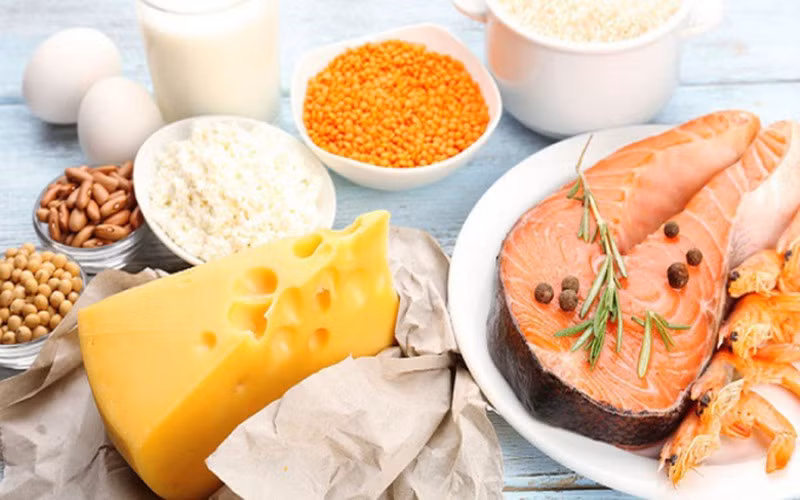 Thực phẩm giúp hấp thụ vitamin D: Ở người lớn tuổi, loãng xương do thiếu vitamin D là bệnh lý thường gặp. Những thực phẩm giàu vitamin D gồm: cá hồi, cá ngừ, trứng, ngũ cốc, sữa, một số loại sữa chua, nước ép.