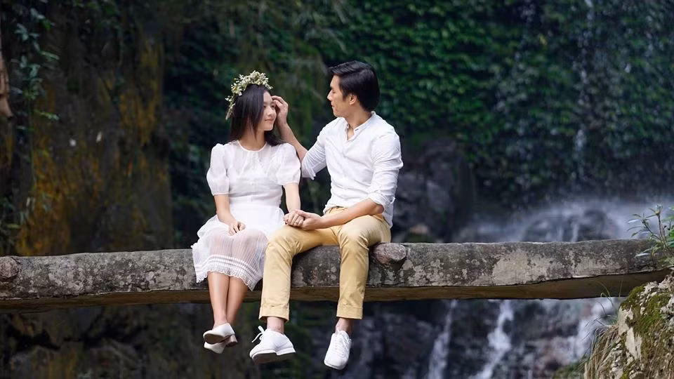 Bích Ngọc (sinh năm 1997) là diễn viên trẻ đang lên của phim ảnh Việt Nam. Cô được khán giả chú ý khi liên tục xuất hiện trong hai bộ phim đang hot trên sóng giờ vàng của đài truyền hình VTV gồm Nhà trọ Balanha và Tình yêu và tham vọng.