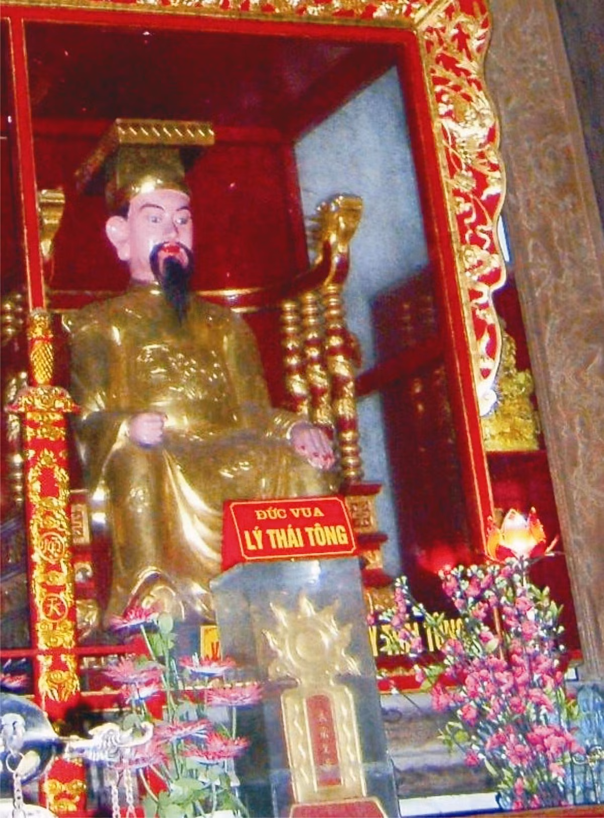 Không những vậy, vua Lý Thái Tông còn cho người đúc chuông để người dân nếu có oan ức thì đến đánh chuông, bày tỏ lên nhà vua để được thấu xét. Vua Lý Thái Tông cũng rèn dạy, tin giao toàn bộ việc xử kiện và đào tạo Khai Hoàng Vương trở thành vị quan xử án mẫu mực và lừng danh trước khi lên ngôi báu trở thành vua Lý Thánh Tông lừng lẫy lịch sử Việt Nam.