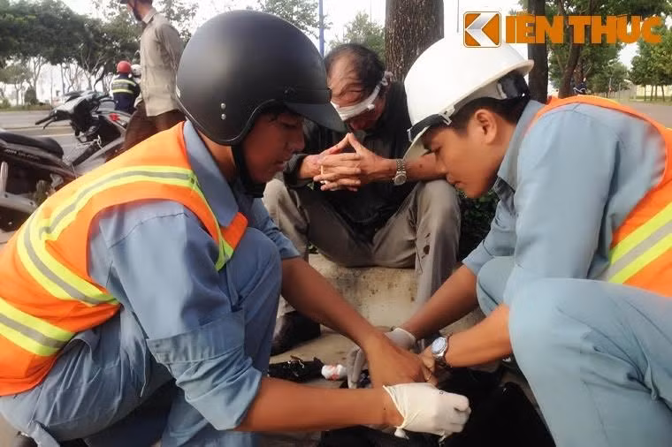 Ngay khi nhận được thông tin, 2 nhân viên Trung tâm Quản lý hầm vượt sông Sài Gòn đã nhanh chóng có mặt tại hiện trường tai nạn.