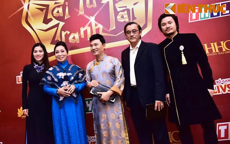 Ban giám khảo cuộc thi là những nghệ sĩ nổi tiếng, giàu kinh nghiệm như NSND, Tiến sĩ cải lương Bạch Tuyết (áo dài xanh), ca sĩ Quang Linh và NSƯT diễn viên hài Hoài Linh.