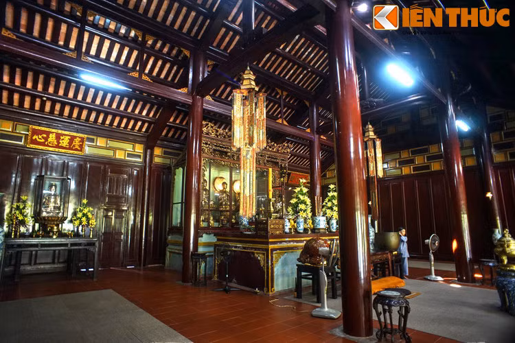 Bên cạnh những công trình kiến trúc độc đáo, chùa Thiên Mụ còn lưu giữ nhiều cổ vật qúy giá về mặt lịch sử và nghệ thuật như chuông đồng, những bức tượng Phật, Hộ pháp… hay những hoành phi, câu đối. Ngày nay, chùa là điểm đến không thể bỏ qua với mỗi du khách khi đến thăm xứ Huế.