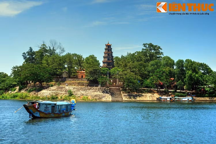 1. Nằm trên đồi Hà Khê, tả ngạn sông Hương, cách trung tâm thành phố Huế khoảng 5 km về phía Tây, chùa Thiên Mụ được mệnh danh là Đệ nhất Quốc tự của Cố đô. Chùa được khởi lập vào năm Tân Sửu (1601), đời chúa Tiên Nguyễn Hoàng – vị chúa Nguyễn đầu tiên ở Đàng Trong.