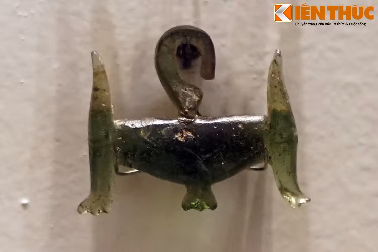 Việc tạo hình con vật trên khuyên tai cho thấy đây là một loài gần gũi hoặc có tầm quan trọng lớn với đời sống của cư dân văn hóa Đồng Nai, và có thể là biểu tượng cho một hình thức tín ngưỡng bản địa.