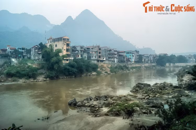 Nằm ở cực Bắc đất nước, tỉnh Hà Giang được du khách gần xa biết đến với cảnh quan ngoạn mục của cao nguyên đá Đồng Văn cùng những nét văn hóa đặc sắc của đồng bào các dân tộc nơi đây. Tên gọi của tỉnh này có lịch sử khá lý thú. (Ảnh trong bài: Sông Lô ở Hà Giang).