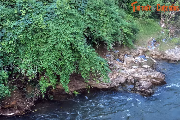 Những khu vực sông chảy qua đều là địa hình đồi núi hiểm trở. Vì vậy hai bên bờ sông có nhiều khung cảnh kỳ vĩ như ghềnh đá, rừng rậm, các dãy núi trùng điệp phía xa...