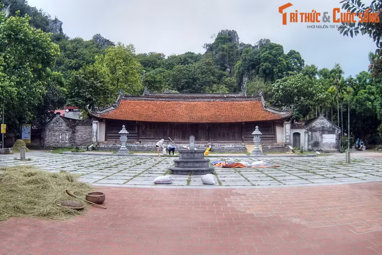 Tương truyền, khi thiền sư Từ Đạo Hạnh đến vùng đất này và lập ra chùa Thầy thì dưới chân núi Sài Sơn đã có hồ nước. Phía trước hồ có một đồi đất lớn chạy từ khoảng giữa của dải núi nhô ra như một con rồng đang trườn mình uống nước hồ.