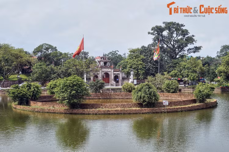 1. Nằm ở trung tâm thành Cổ Loa, đền Thượng hay đền thờ An Dương Vương gắn với một truyền thuyết về loài rồng được lưu truyền hàng ngàn năm qua.