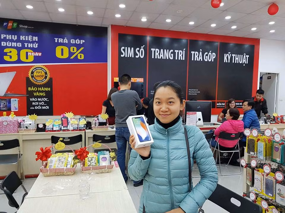 Những chiếc iPhone X chính hãng mã VN/A dành cho thị trường Việt Nam đã chính thức được bán đến tay người tiêu dùng thông qua các hệ thống, cửa hàng bán lẻ. Ảnh: Mạnh Hưng.