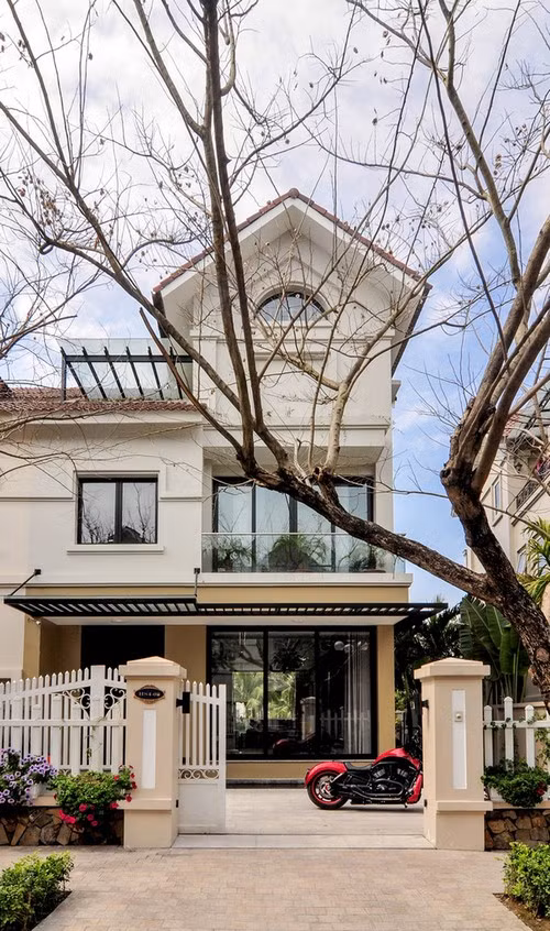 1. Căn biệt thự có quầy bar và phòng chiếu phim riêng siêu sang chảnh Căn biệt thự T House này khiến bất cứ ai cũng phải ghen tị khi có đủ rạp chiếu phim, phòng karaoke, quầy bar siêu sang ngay trong nhà. Ảnh: Xuan Son.