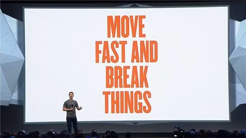 Mark Zuckerberg với slogan "di chuyển nhanh và quét thật sạch". Mark Zuckerberg với slogan "di chuyển nhanh và quét thật sạch".