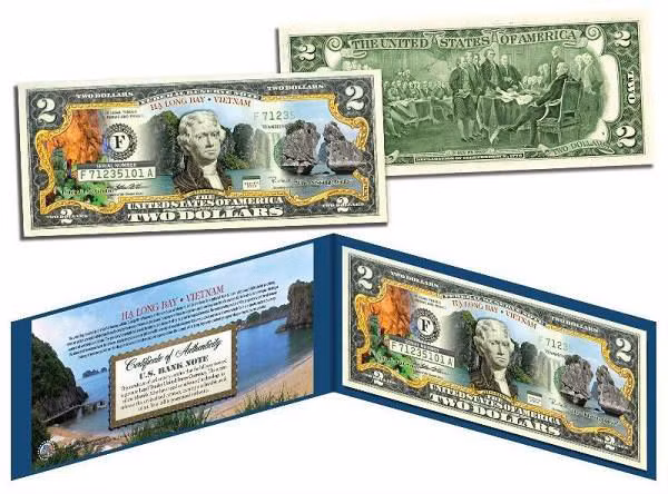  5. Tiền 2 USD Vịnh Hạ Long Cũng giống như tờ 2 USD Việt Nam, tờ 2 USD Vịnh Hạ Long là món quà lưu niệm đặc biệt, có hình ảnh Vịnh Hạ Long - một di sản thiên nhiên thế giới được UNESCO công nhận. Tờ tiền này có giá bán 450.000 đồng/tờ. Ảnh: shoptienxua.com.