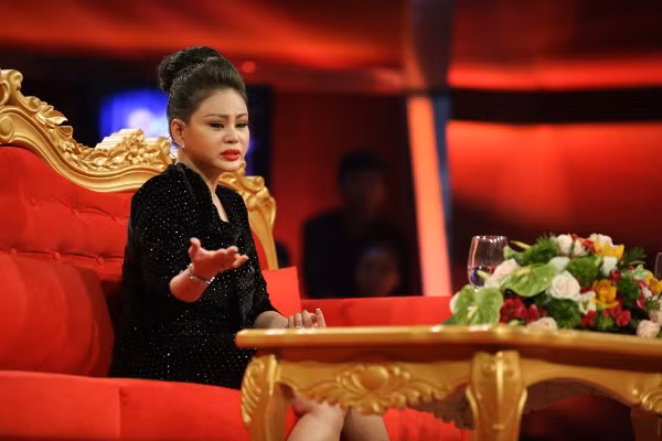 Vì quá cơ cực ở tuổi mới lớn, nữ nghệ sĩ trẻ đánh liều tuổi thanh xuân của mình để lấy chồng.
