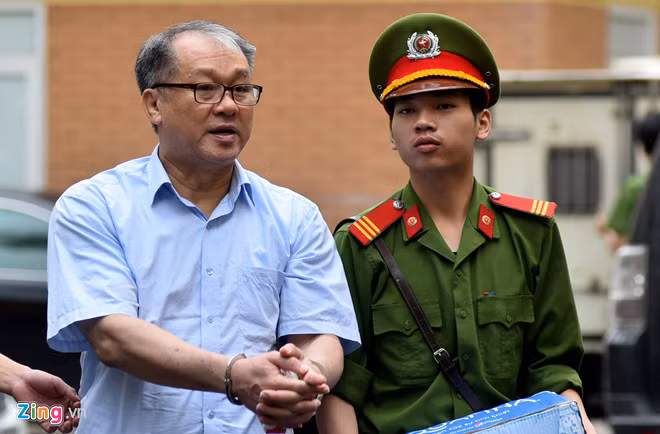 Đến ngày 24/11/2017, Viện Kiểm sát nhân dân (KSND) tối cao đã tống đạt cáo trạng truy tố 46 bị can trong giai đoạn 2 vụ án Phạm Công Danh "Cố ý làm trái quy định của Nhà nước về quản lý kinh tế gây hậu quả nghiêm trọng" liên quan đến 3 ngân hàng, gồm Sacombank, TPBank, BIDV. Ảnh: Zing.