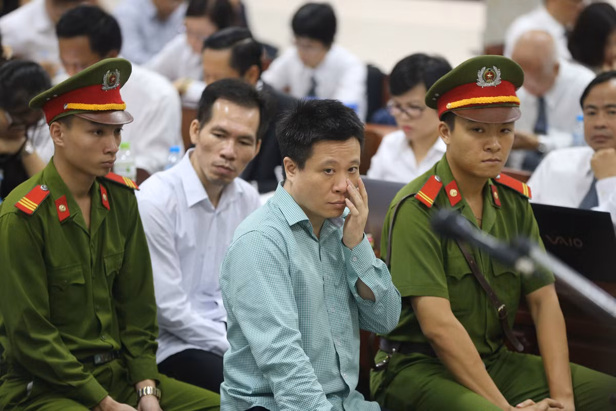 Hà Văn Thắm bị truy tố 4 tội danh gồm: Vi phạm quy định về cho vay trong hoạt động của các tổ chức tín dụng; Lạm dụng chức vụ, quyền hạn chiếm đoạt tài sản; Cố ý làm trái quy định của nhà nước về quản lý kinh tế gây hậu quả nghiêm trọng và tham ô tài sản. Ảnh: Zing.
