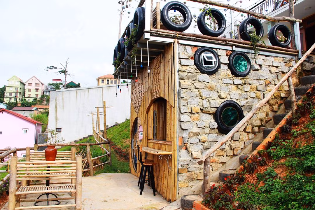 Khuôn viên biệt thự Hobbit Đà Lạt rộng 1200 m2 gồm 1 biệt thự chính có 4 phòng ngủ và 2 bungalow. Ảnh: ddau.com.vn.