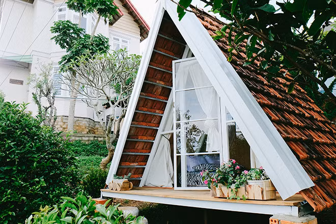 Căn nhà tí hon được thiết kế đơn giản nhưng dễ thương với view nhìn ra sân vườn xanh mát. Ảnh: Foody.