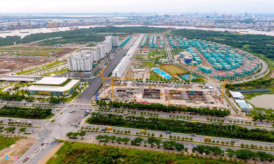 Góc phía nam là khu đô thị Sa La, một trong những dự án thuộc khu đô thị Thủ Thiêm đã bắt đầu hoàn thiện những dãy nhà phố, biệt thự liền kề và nhiều tòa nhà căn hộ chung cư, văn phòng... Ảnh: Zing.