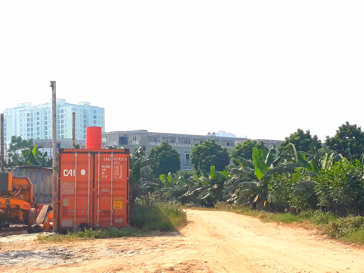 Đường dẫn vào dự án tại thời điểm đó chỉ là một ngõ nhỏ có sẵn, rộng chưa đầy 2m.