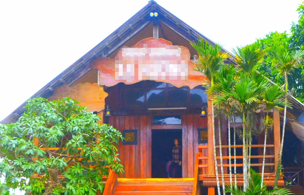 Hướng cửa nhà sàn dựa lưng vào thế đất cao của sườn đồi, sườn núi để đón nhận tiết trời trong lành.