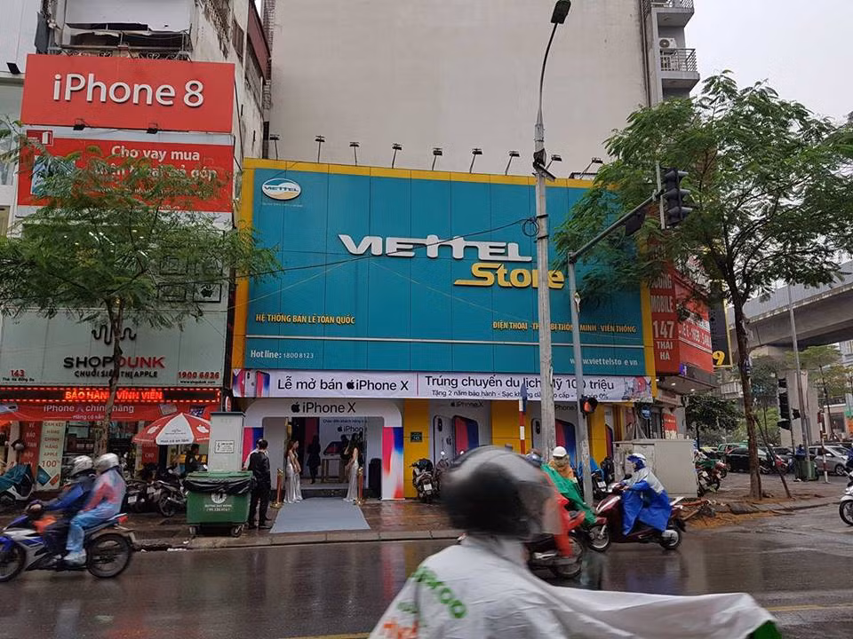 Cửa hàng Viettel Store trong ngày đầu tiên mở bán iPhone X chính hãng. Ảnh: Mạnh Hưng.