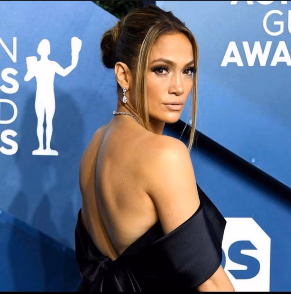 Jennifer Lopez mang kiểu mái râu rồng lên thảm đỏ.