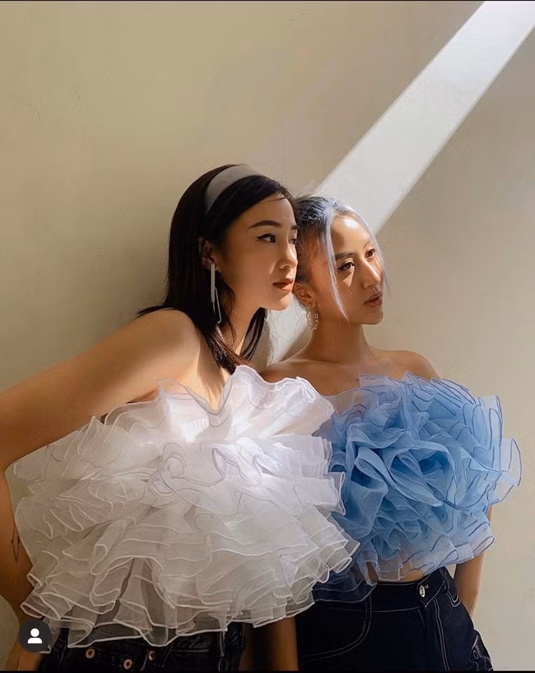 Là người luôn cập nhật rất nhanh các xu hướng thời trang, cô nàng đã biến tấu mái râu rồng với rất nhiều kiểu tóc.