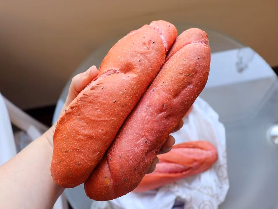 Trong mùa dịch, chiến dịch giải cứu thanh long cho bà con đã khơi nguồn ý tưởng bánh mì thanh long hot hit được báo quốc tế ca ngợi hết lời.