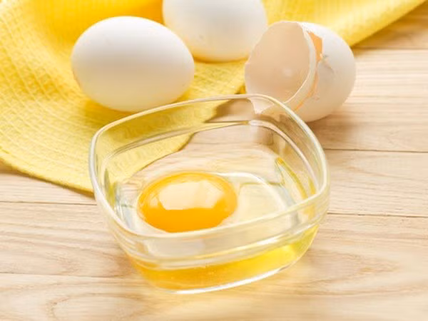  3. Lòng trắng trứng gà: Trong lòng trắng trứng có chứa nhiều thành phần protein, collagen, vitamin A và vitamin B có tác dụng chống oxy hóa, làm chậm quá trình lão hóa da, đồng thời cải thiện màu da do bị thâm bị mụn. Vì vậy rất được ưa chuộng để sử dụng làm mặt nạ dưỡng da trị mụn thâm.