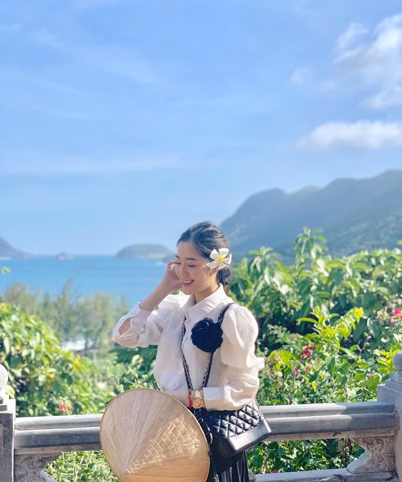 Với set đồ này, Thanh Tâm trở thành một nàng tiểu thư chính hiệu. Có thể thấy tông màu đen trắng được cô nàng đặc biệt yêu thích.