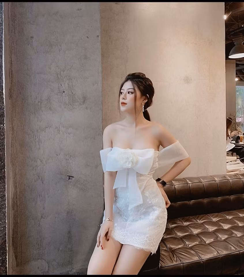 Hotgirl Nguyễn Phương Thảo (Callmexu) sinh năm 1999 tại Hà Nội. Là một trong những gương mặt mới nổi trên mạng xã hội, đặc biệt là Instagram với hơn 100 nghìn lượt theo dõi. Với thế mạnh là gương mặt cực sắc sảo, vóc dáng mảnh mai, Nguyễn Thảo khiến cộng đồng mạng mê mẩn với những set đồ mùa hè "chất như nước cất".