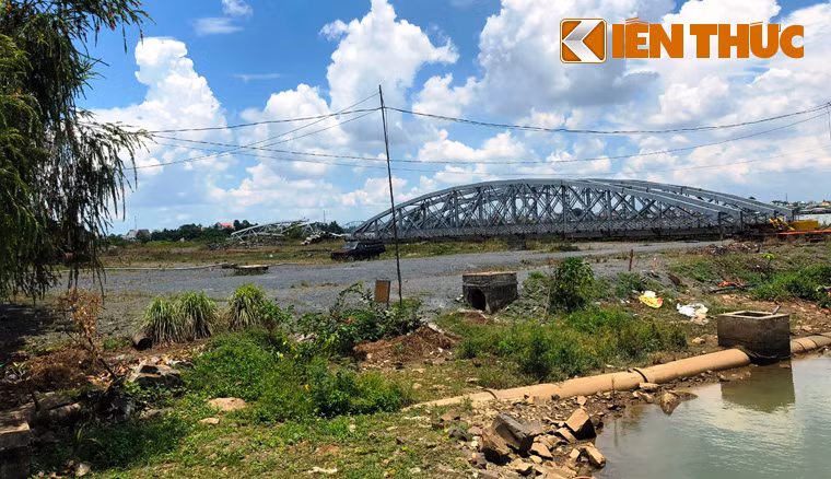 Trong khi đó, nhiều nhà khoa học cảnh báo cần thiết phải móc toàn hàng nghìn mét khối đất, đá đã đổ xuống sông, hoàn trả nguyên trạng dòng chảy.