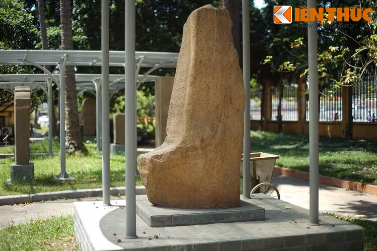 Bia là khối đá có hình trụ đứng cao 270 cm, dày 110 cm x 80 cm.