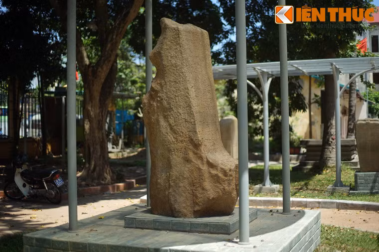 Bia được dựng gần một tháp bằng gạch tại làng Võ Cạnh, huyện Vĩnh Trung, Diên Khánh, Khánh Hòa, được Viện Viễn đông Bác cổ đưa về Hà Nội vào năm 1910.