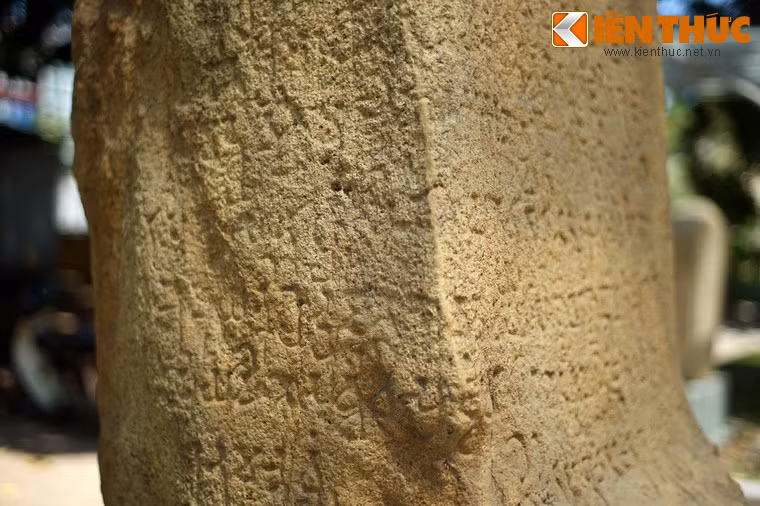 Ba mặt bia khắc chữ Sanskrit mỗi dòng được khắc liền từ mặt này tới mặt kia.
