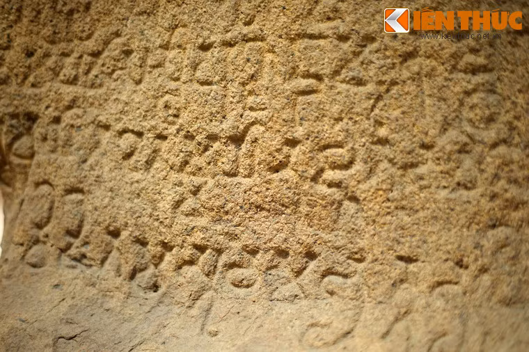 Còn kinh đô của tiểu quốc Bắc Chăm (còn gọi là Lâm Ấp) đóng ở Simhapura - vùng Trà Kiệu, Quảng Nam ngày nay. Khoảng 3-4 thế kỷ sau khi tấm bia được dựng, hai tiểu vương quốc mới hợp nhất thành vương quốc Chămpa.