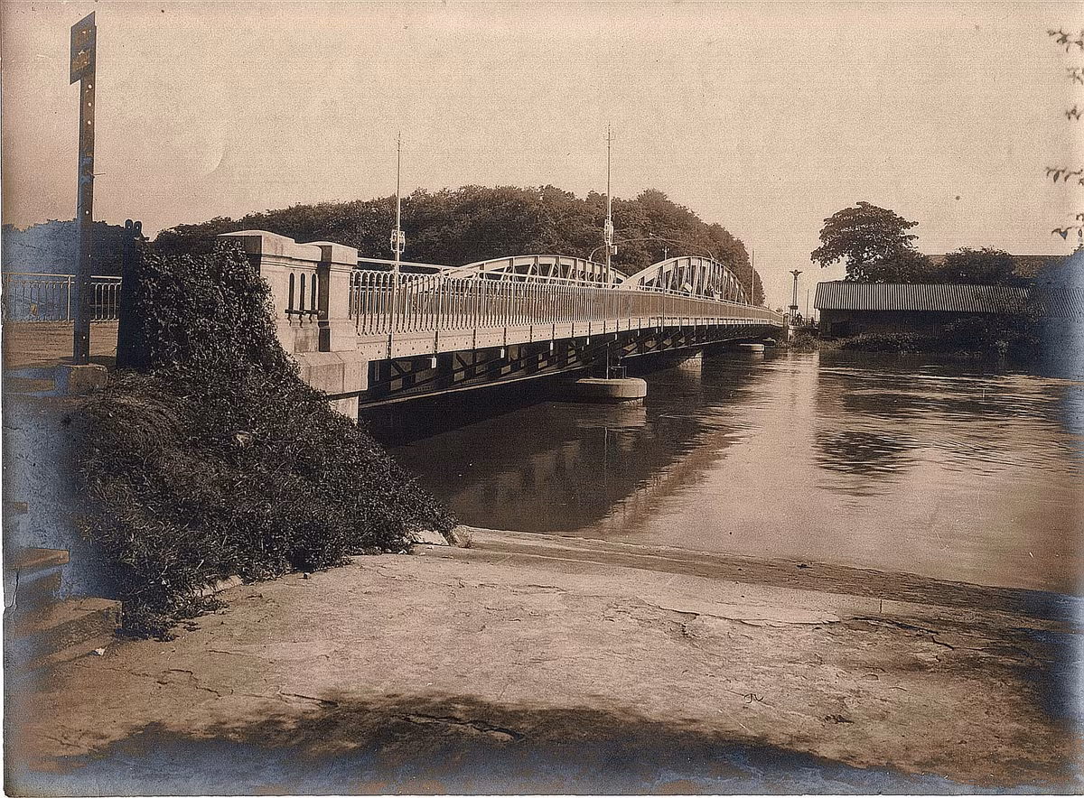 Một góc nhìn khác về cầu quay Khánh Hội. Ảnh: Belleindochine.